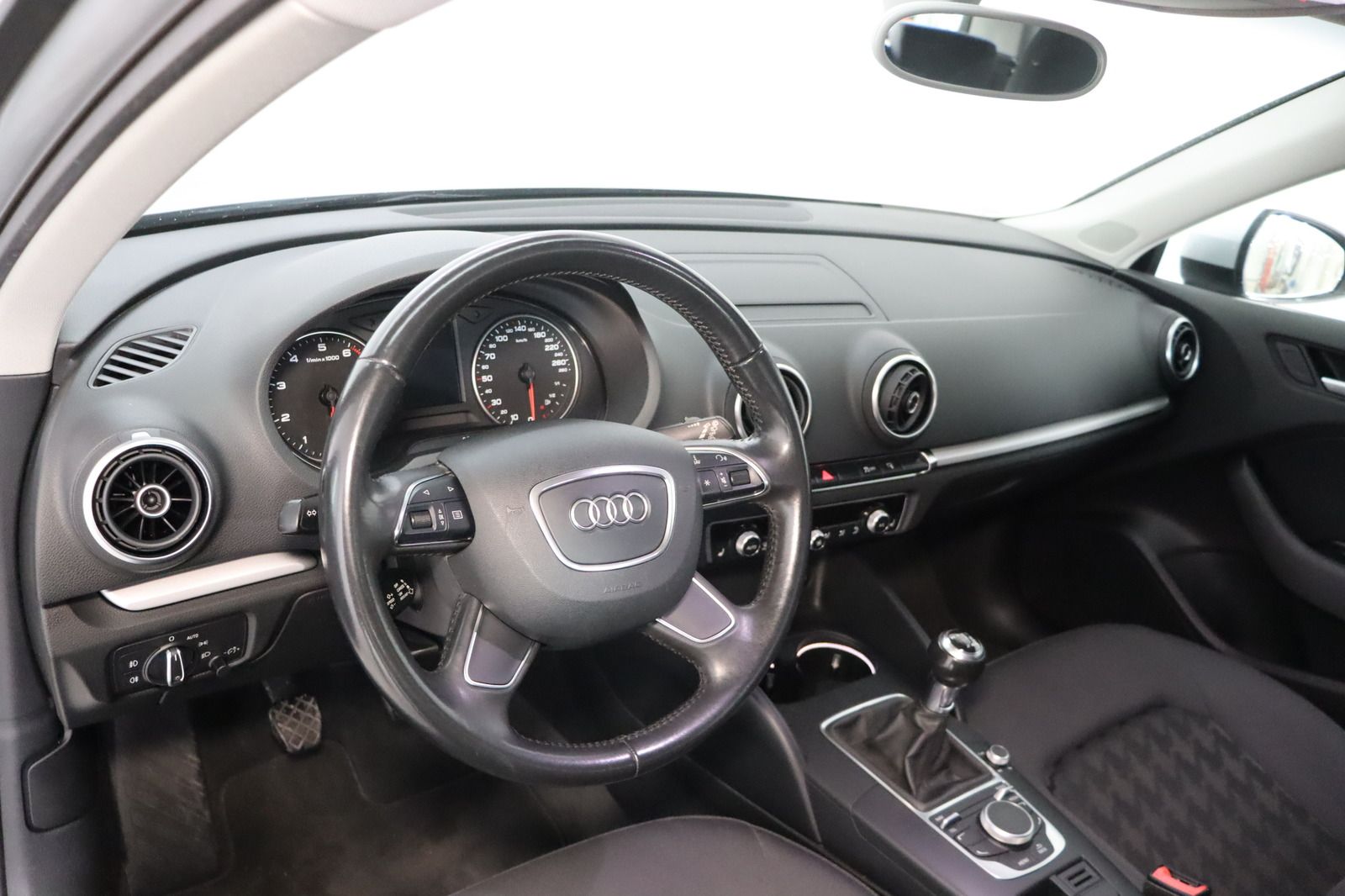 Fahrzeugabbildung Audi A3 1.4 TFSI Ambiente Sportback * Navi * Bi-Xenon