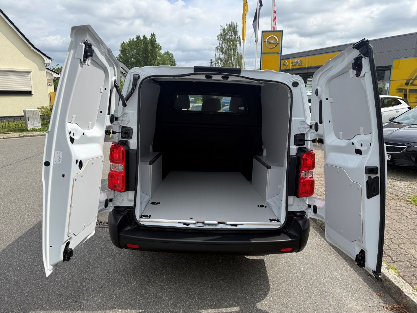 Fahrzeugabbildung Opel Vivaro 2.2 XL +SHZ+LHZ+Kamera+Laderaumschutz