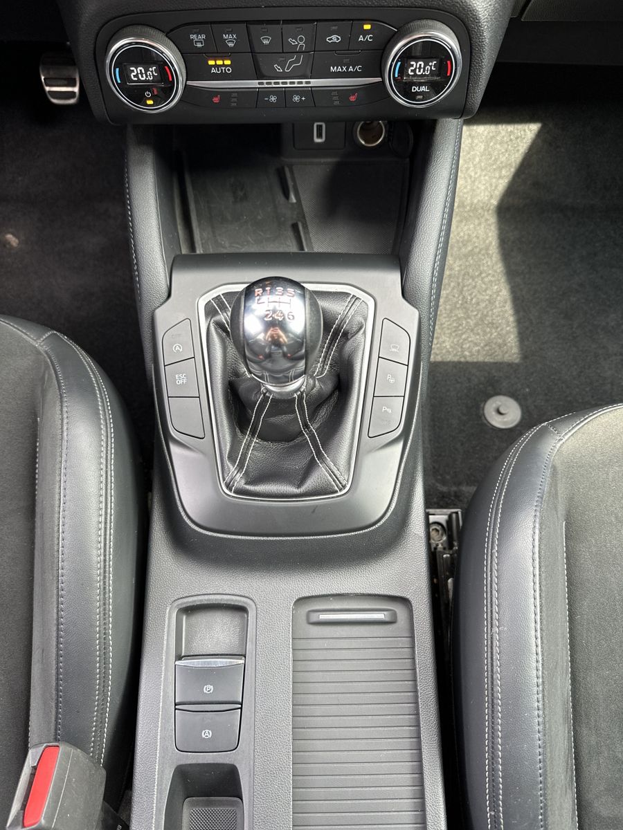 Fahrzeugabbildung Ford Focus Turnier 2.0 EB ST NAV+LED+ACC+AHK+KAM+19ZO