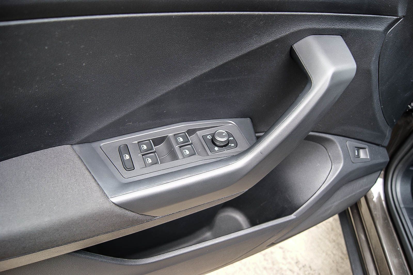 Fahrzeugabbildung Volkswagen T-Roc 15TSI DSG Style STHZG NAVI KAMERA 1HAND AC