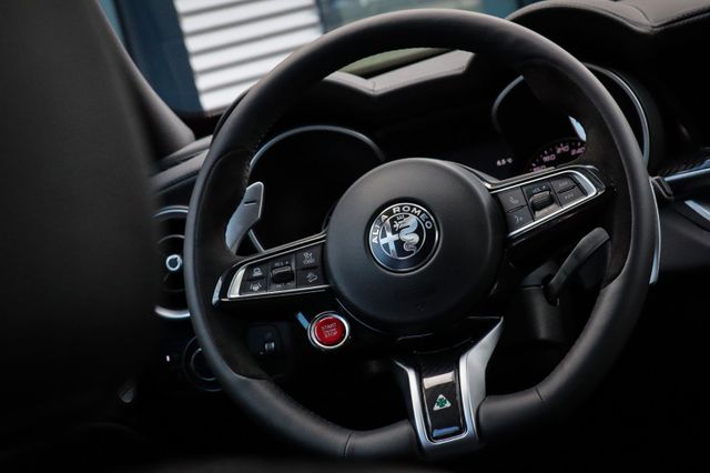 Fahrzeugabbildung Alfa Romeo Stelvio QV AKRAPOVIC 21" Assistenz