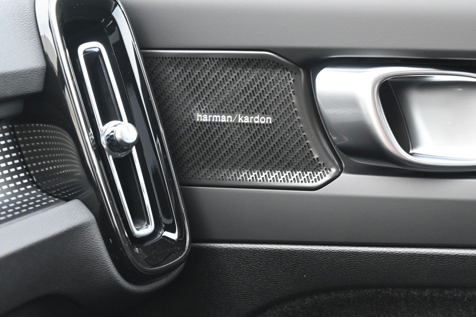 Fahrzeugabbildung Volvo XC40 B3 DKG Plus Black Edition*PANO*360°*ACC