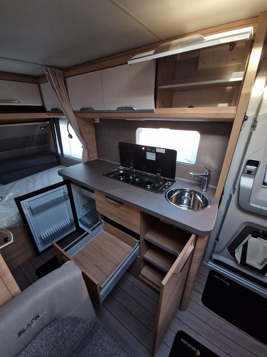 Fahrzeugabbildung Knaus Südwind 420 QD Black Selection