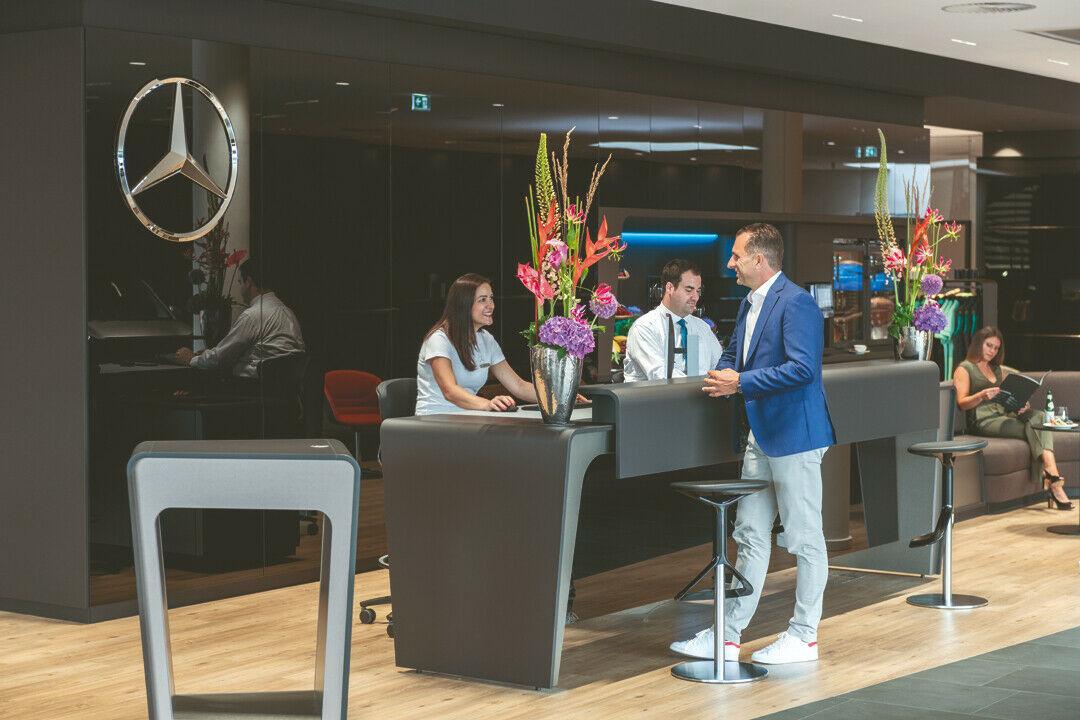 showroom-image-top