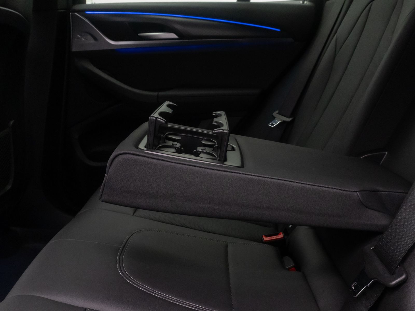 Fahrzeugabbildung BMW X3 xD30i MSport Kamera Laser HUD DAB HiFi 20Zoll