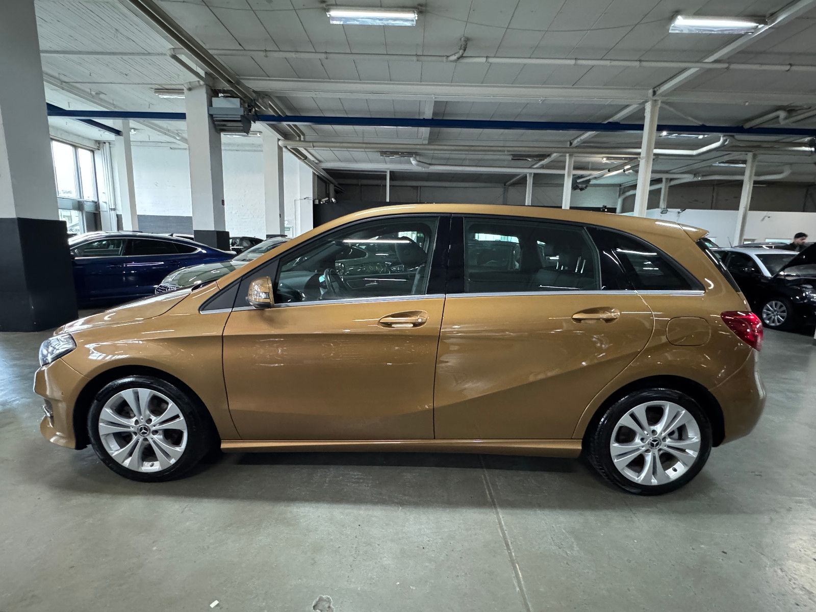 Fahrzeugabbildung Mercedes-Benz B 180 7G-DCT URBAN SPORTPAKET NAVI LED KAMERA 2H