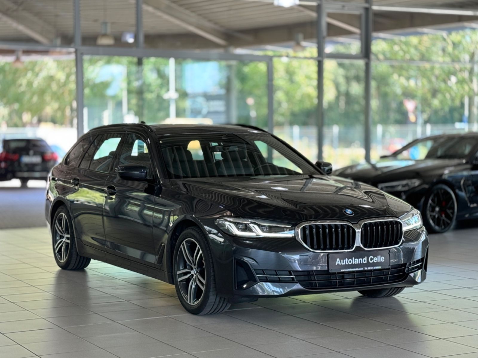 Fahrzeugabbildung BMW 530e Kamera Panorama HiFi DAB Alarm AHK Sport