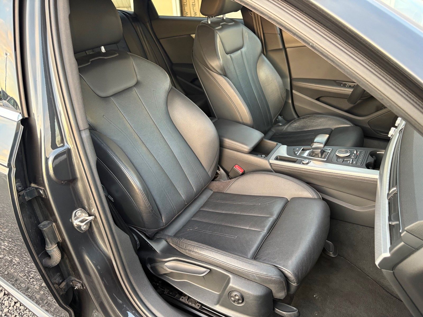 Fahrzeugabbildung Audi A4 Avant 2.0 TDI sport Navi Leder Xenon S-LINE