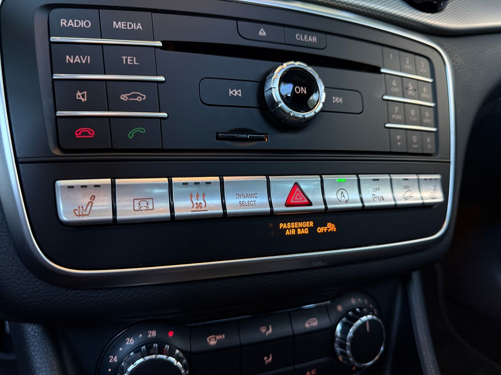 Fahrzeugabbildung Mercedes-Benz GLA 250 4Matic STNDHZ PANO DISTR 360°