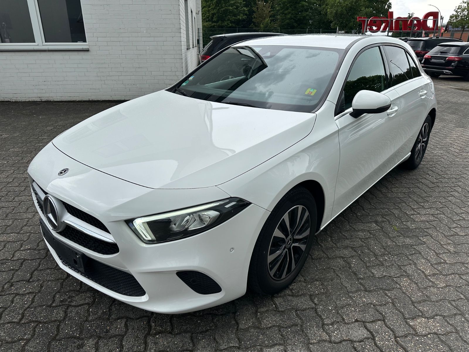 MERCEDES-BENZ A 180 d 8G Style Navi LED Spur MBUX AHK
