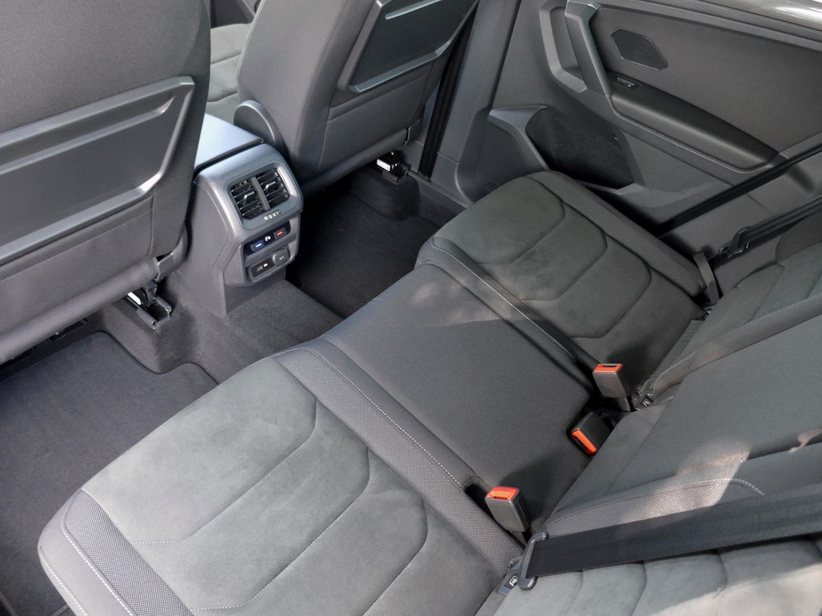 Fahrzeugabbildung Volkswagen Tiguan Highline 2.0 TDI 4MOTION LED AHK RFK ACC