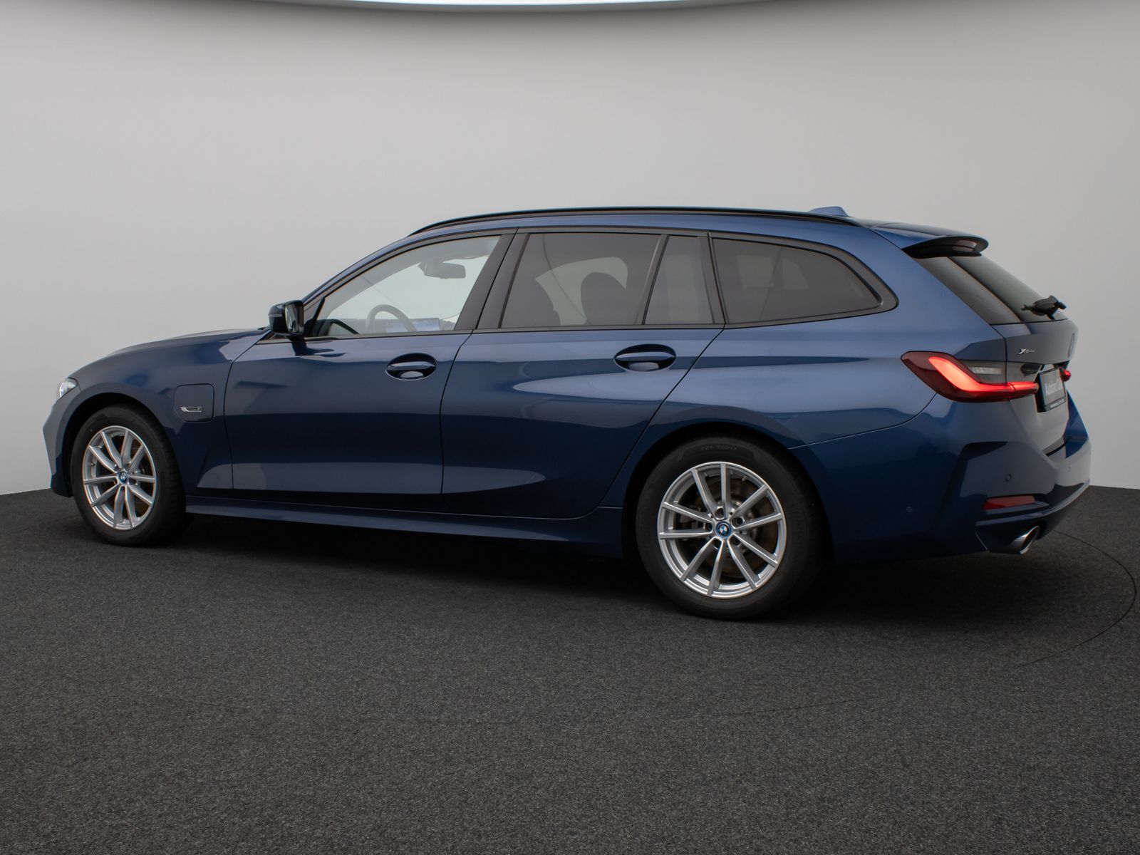 Fahrzeugabbildung BMW 330e xD Kamera HUD DAB Alarm Komfort LED Sport