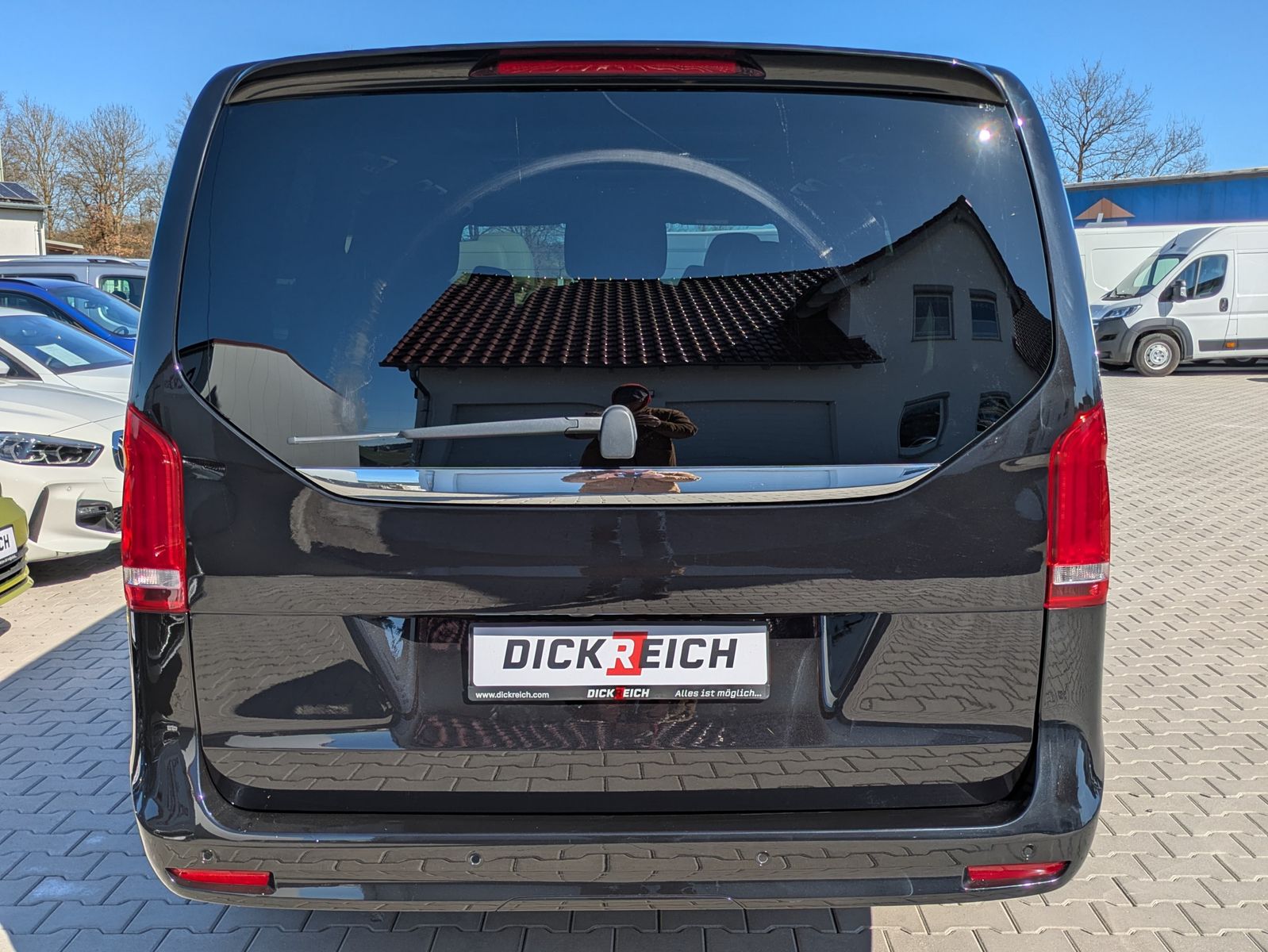 Fahrzeugabbildung Mercedes-Benz V 300 d 4MATIC AMG lang PANO*LED*LEDER*DISTR.