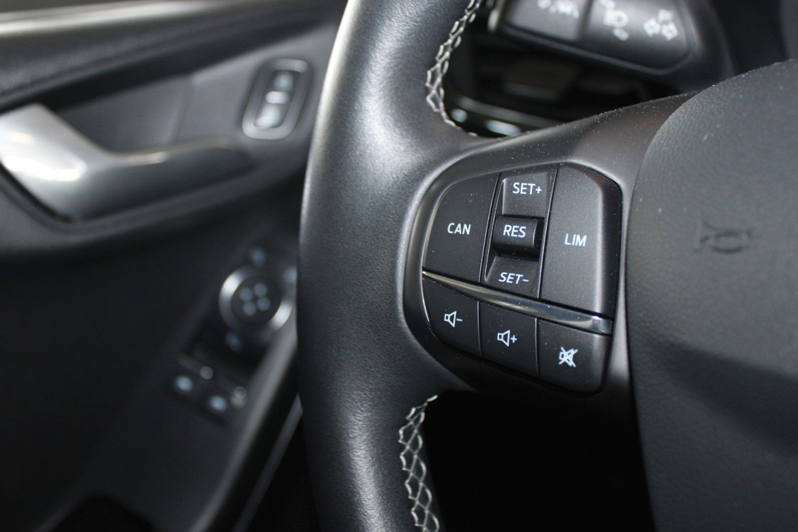 Fahrzeugabbildung Ford Fiesta Titanium 5-T KLIMA Allwetter PDC WinterP.
