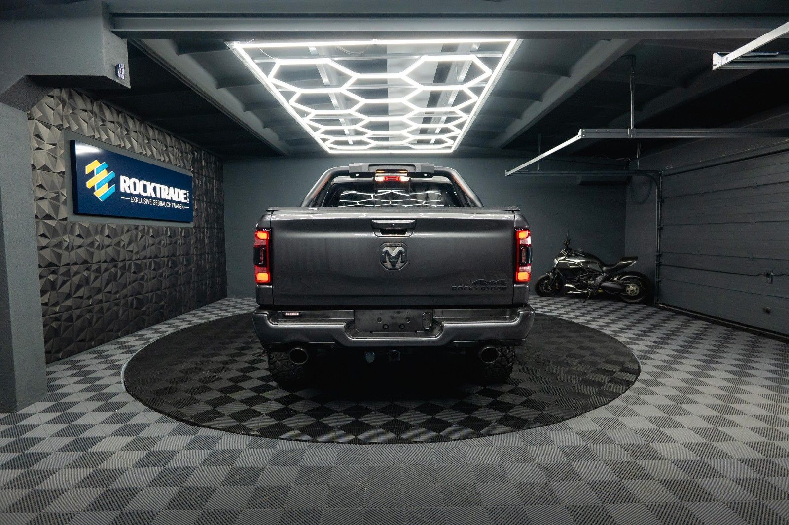 Fahrzeugabbildung Dodge RAM 5.7 V8 HEMI 4x4 ROCKY RIDGE OFFROAD Pano 19%