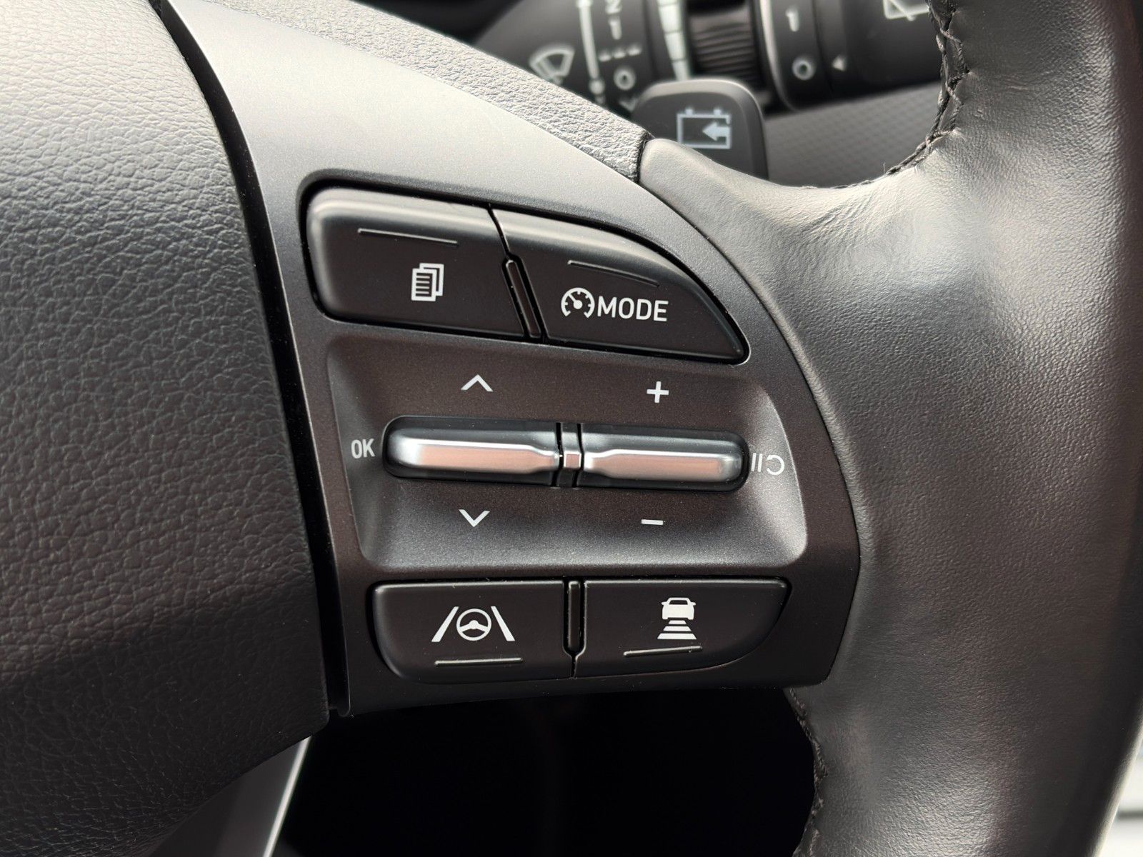 Fahrzeugabbildung Hyundai KONA E Select LHZ SHZ ACC PDC LKA CarPlay CAM