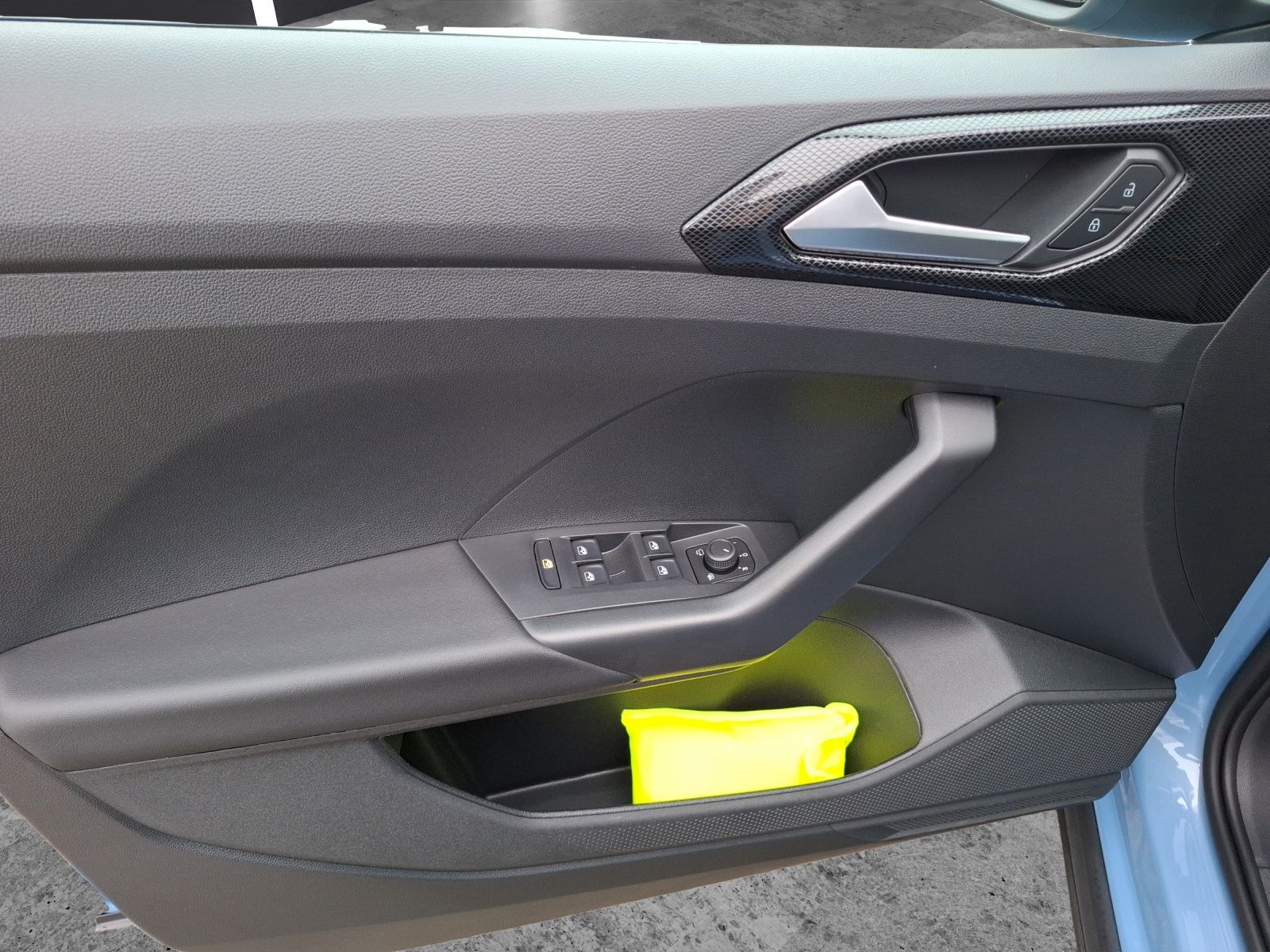 Fahrzeugabbildung Volkswagen T-Cross TSI Life LED AID ACC APP RFK SH LM