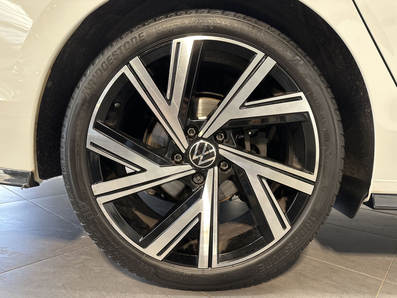 Fahrzeugabbildung Volkswagen Golf Variant R-Line NAV+IQ-LIGHT+AHK+PANO+KAM+VC