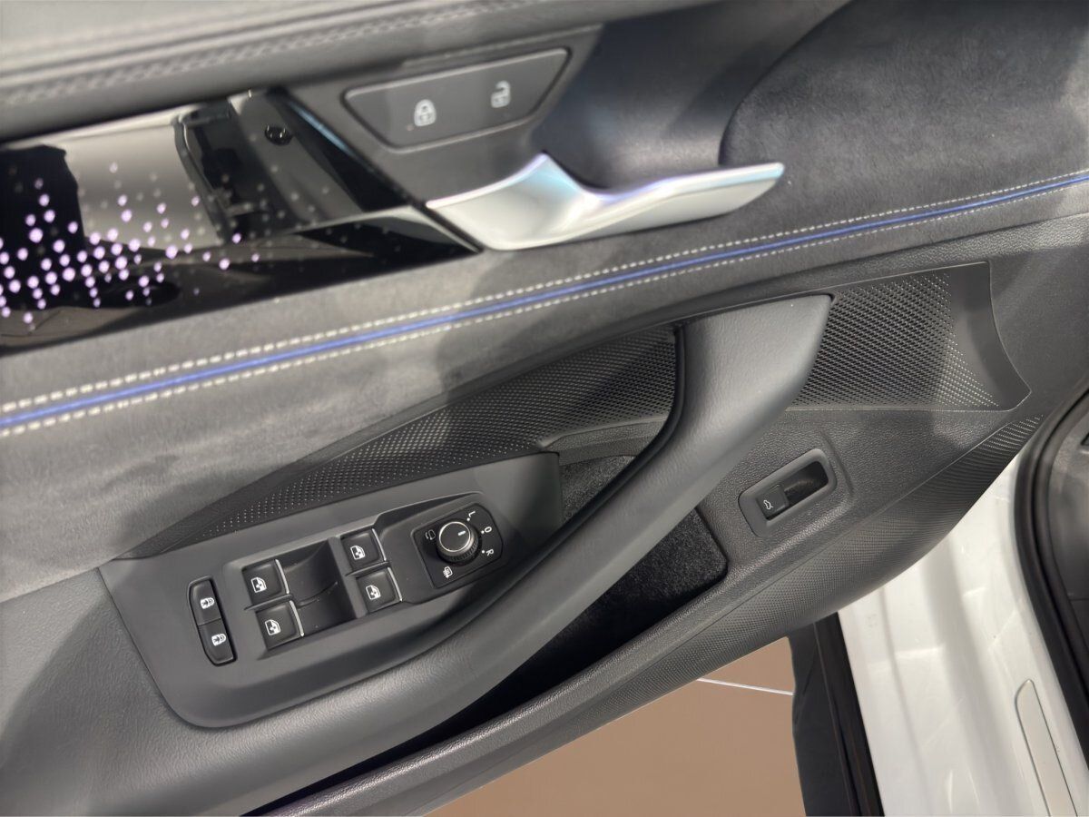 Fahrzeugabbildung Volkswagen Passat R-Line 2.0 TDI DSG AHK AreaView Pano