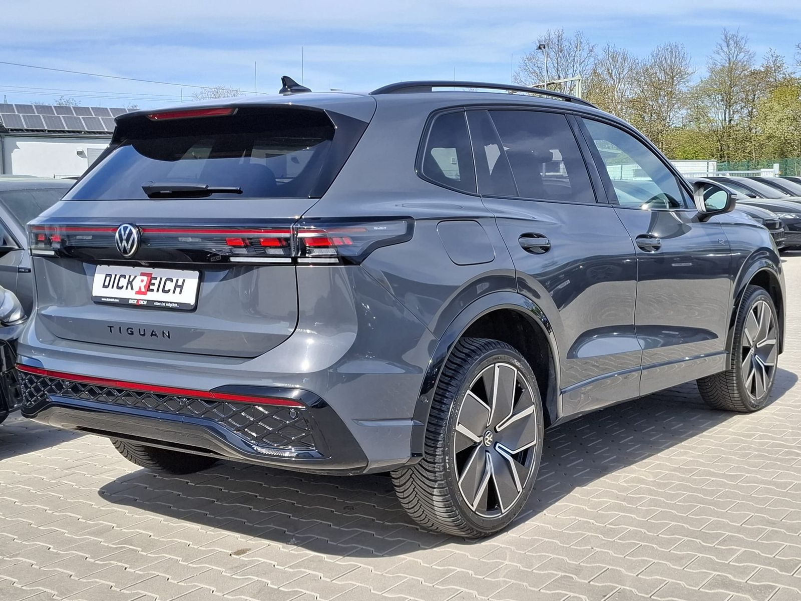 Fahrzeugabbildung Volkswagen Tiguan 2.0 TDI R-Line 4M Pano*Black*Matrix*AHK