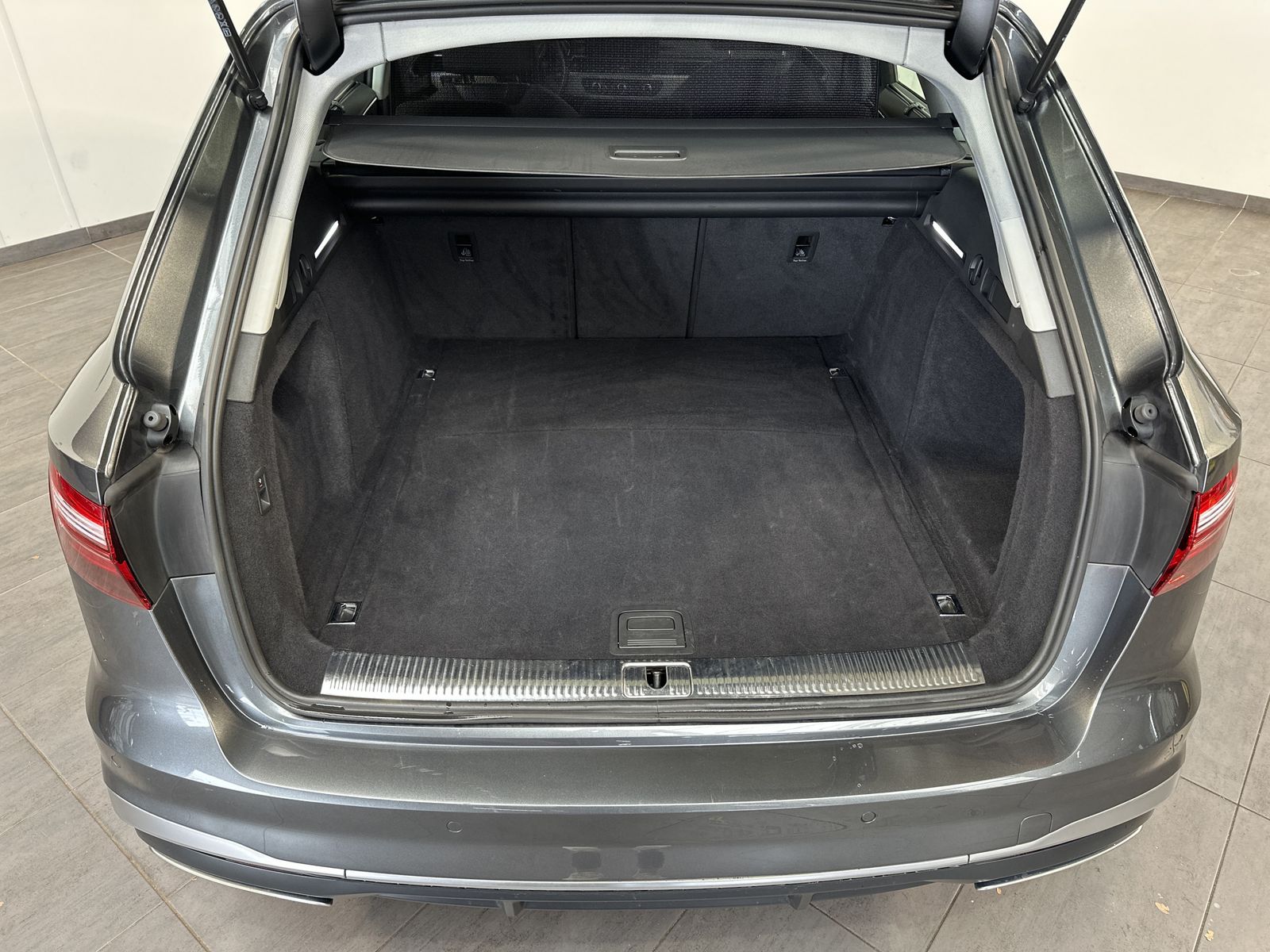 Fahrzeugabbildung Audi A4 Avant 40 TDI Quattro S-Line NAV+LED+AHK+SHZ