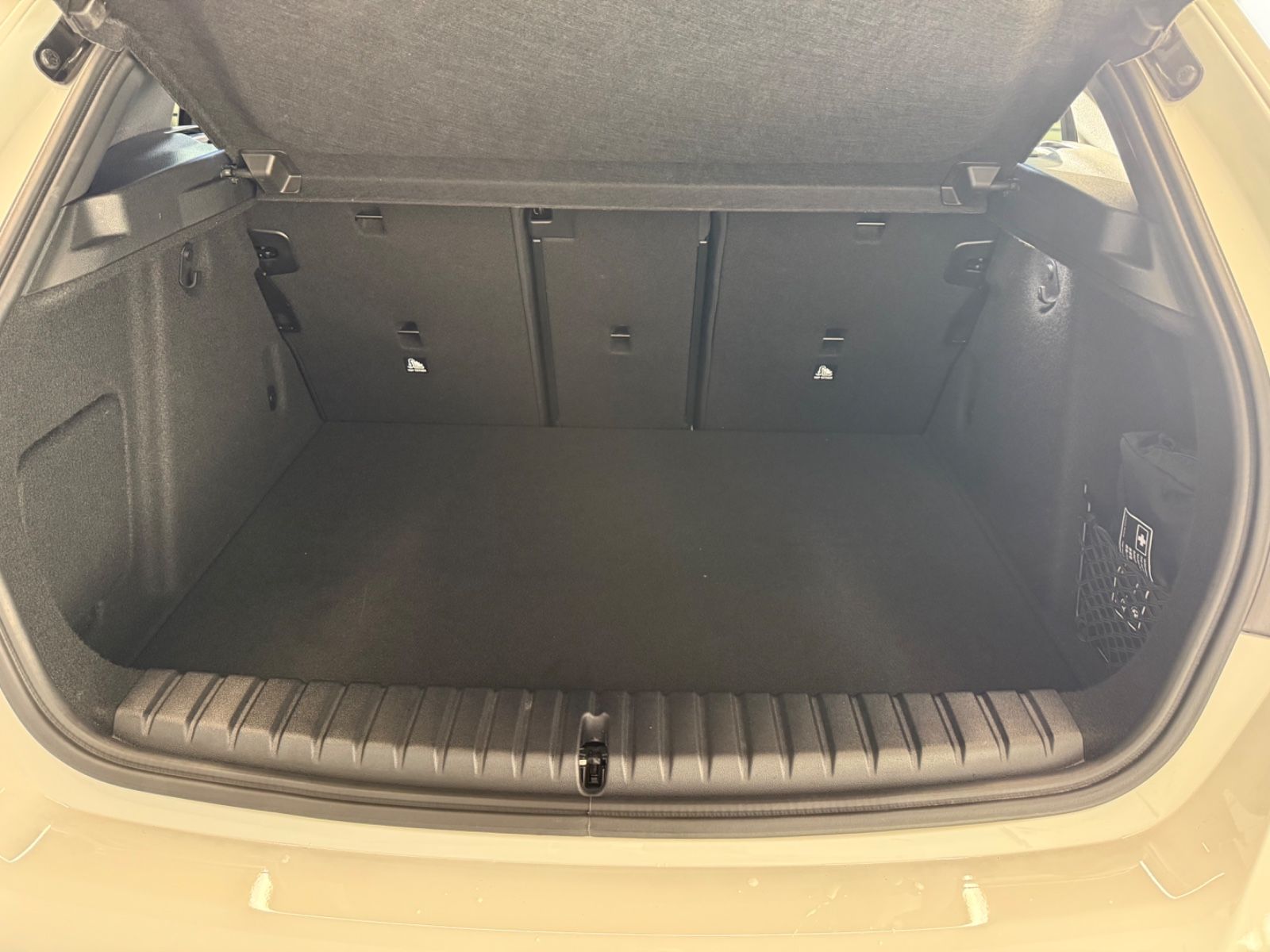 Fahrzeugabbildung BMW 118 i Edition Colorv.; M-Tech.-,M-Pro-Sport-Pak.