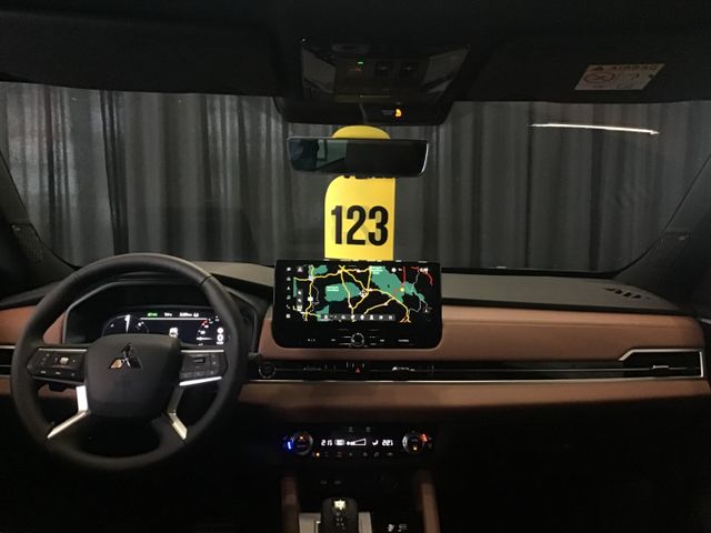 Fahrzeugabbildung Mitsubishi Outlander TOP Luxury-Paket 2.4PHEV ACC/Navi/Pano