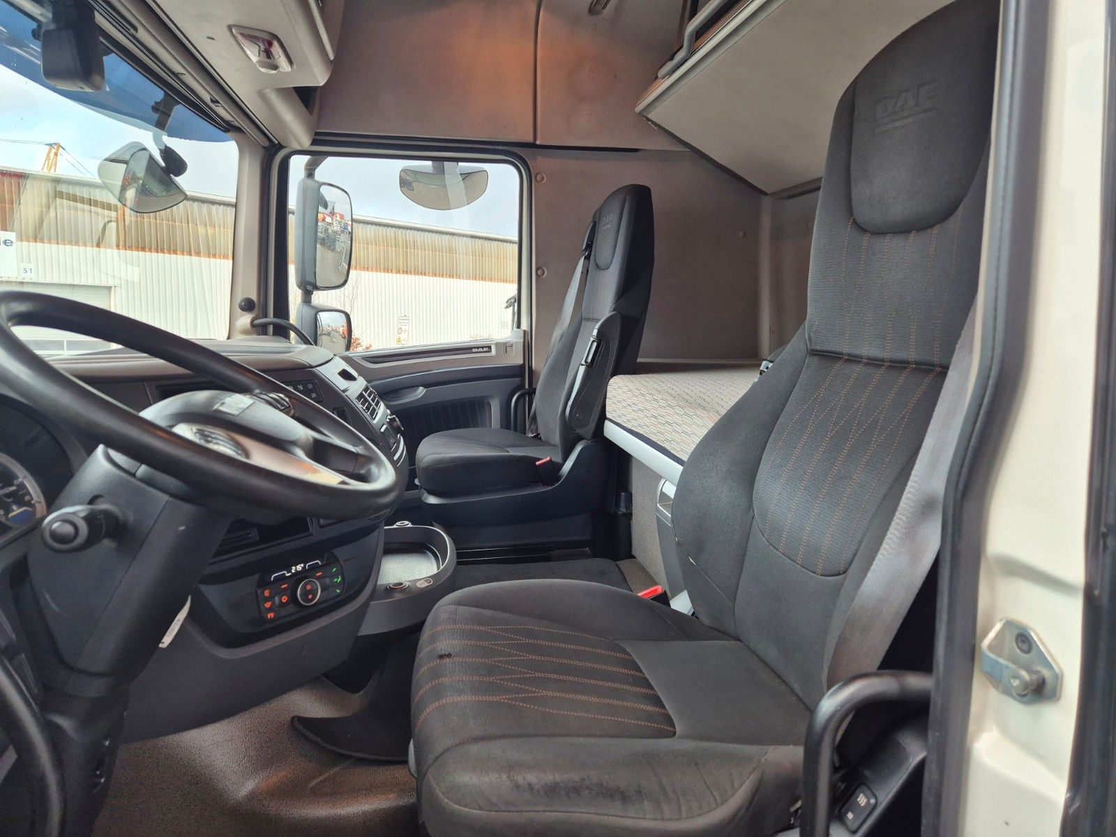 Fahrzeugabbildung DAF XF 450 4x2 Spoiler Klima 2x Tank 2x Bett