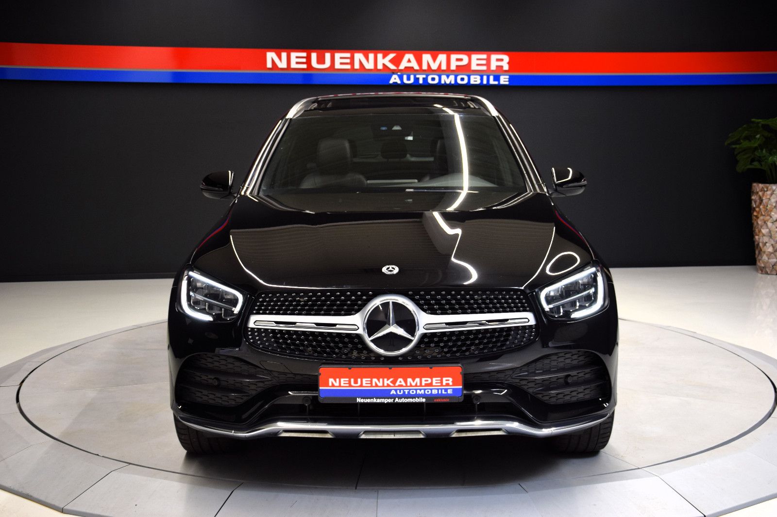 Fahrzeugabbildung Mercedes-Benz GLC 200 4Matic AMG Pano Kamera LED Tempomat