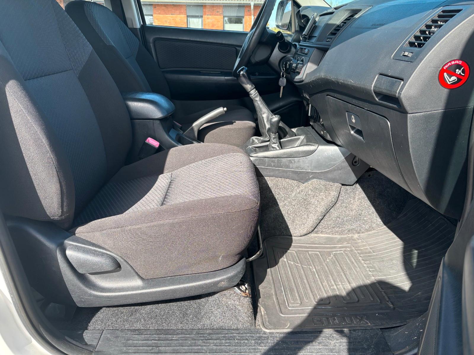 Toyota Hilux Double Cabine 2.5 144ch BVM - Carnet entretien - Attelage - Pneus toutes saisons