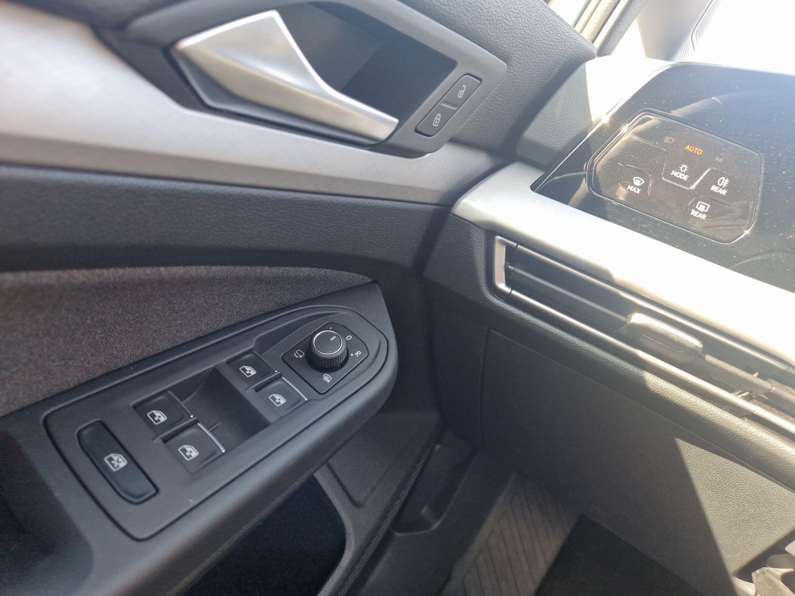 Fahrzeugabbildung Volkswagen Golf VIII Variant eTSI Life DSG LED ACC AHK SHZ
