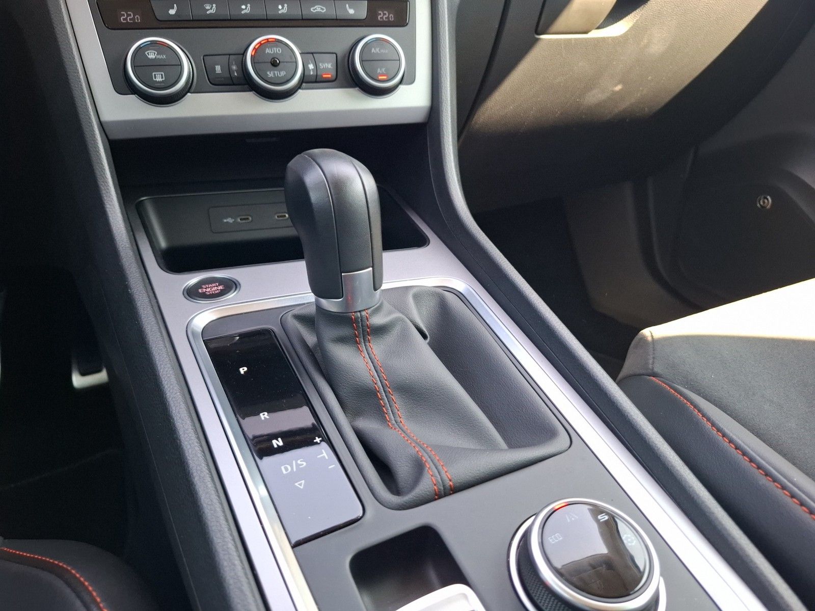SEAT Ateca 2.0 TDI FR DSG / NAVI / AHK / LED / STHZG - Image 14