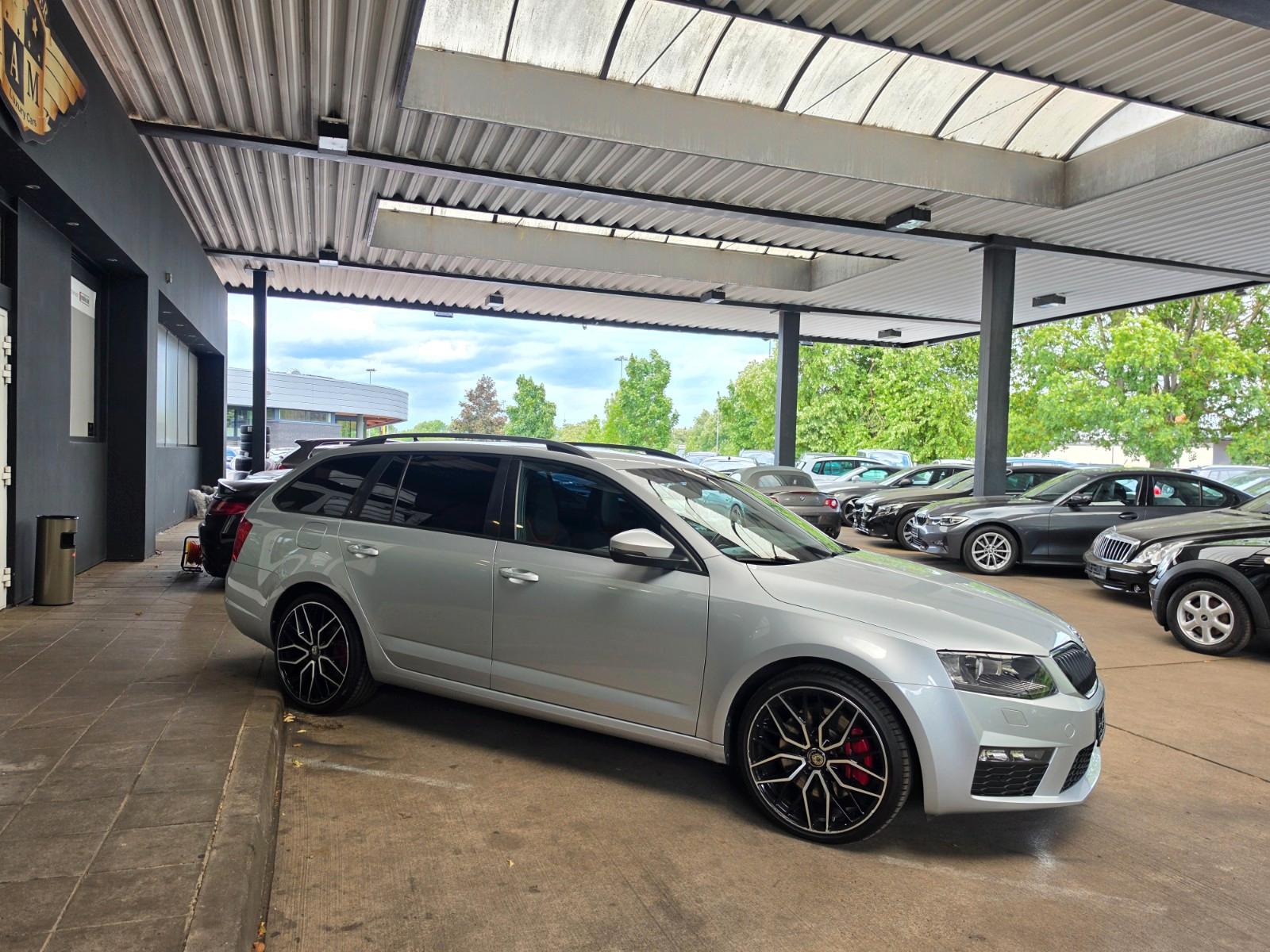 SKODA OCTAVIA COMBI RS DSG  220 ch BVA - GPS - SONORISATION CANTON - SIEGES CHAUFFANTS - CLIMATISATION AUTOMATIQUE - PHARES XENON