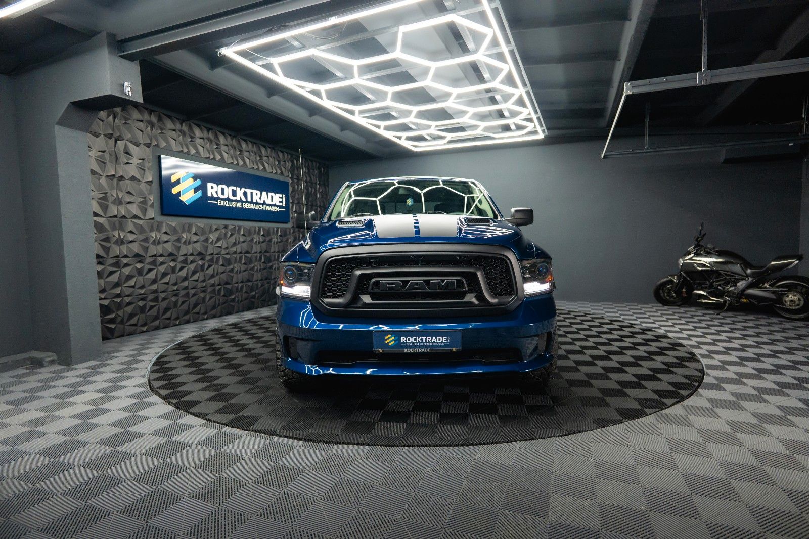 Fahrzeugabbildung Dodge RAM 5.7 V8 HEMI 4x4 OFFROAD Night Edition *19%*