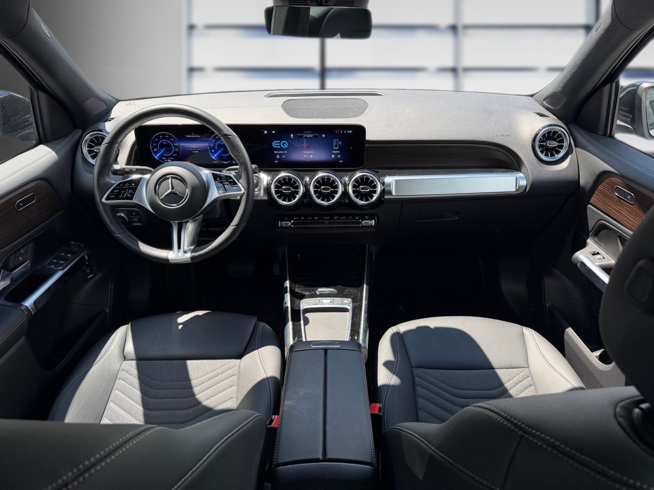 Fahrzeugabbildung Mercedes-Benz EQB 300 4M BONUS+AHK+FAHRASS+LHZ+CARPLAY+ALLRAD+