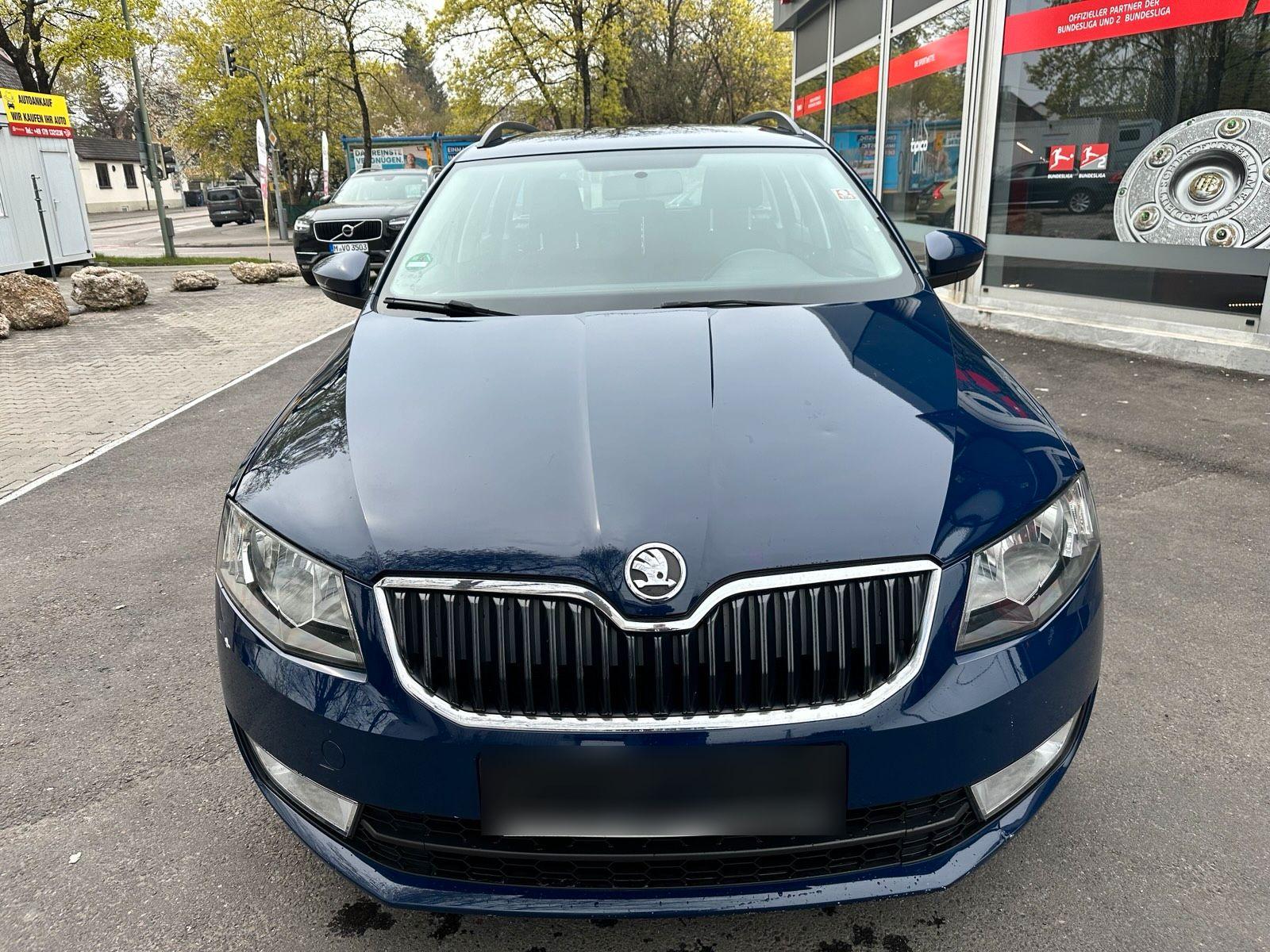 Skoda Octavia 2014 — rear view