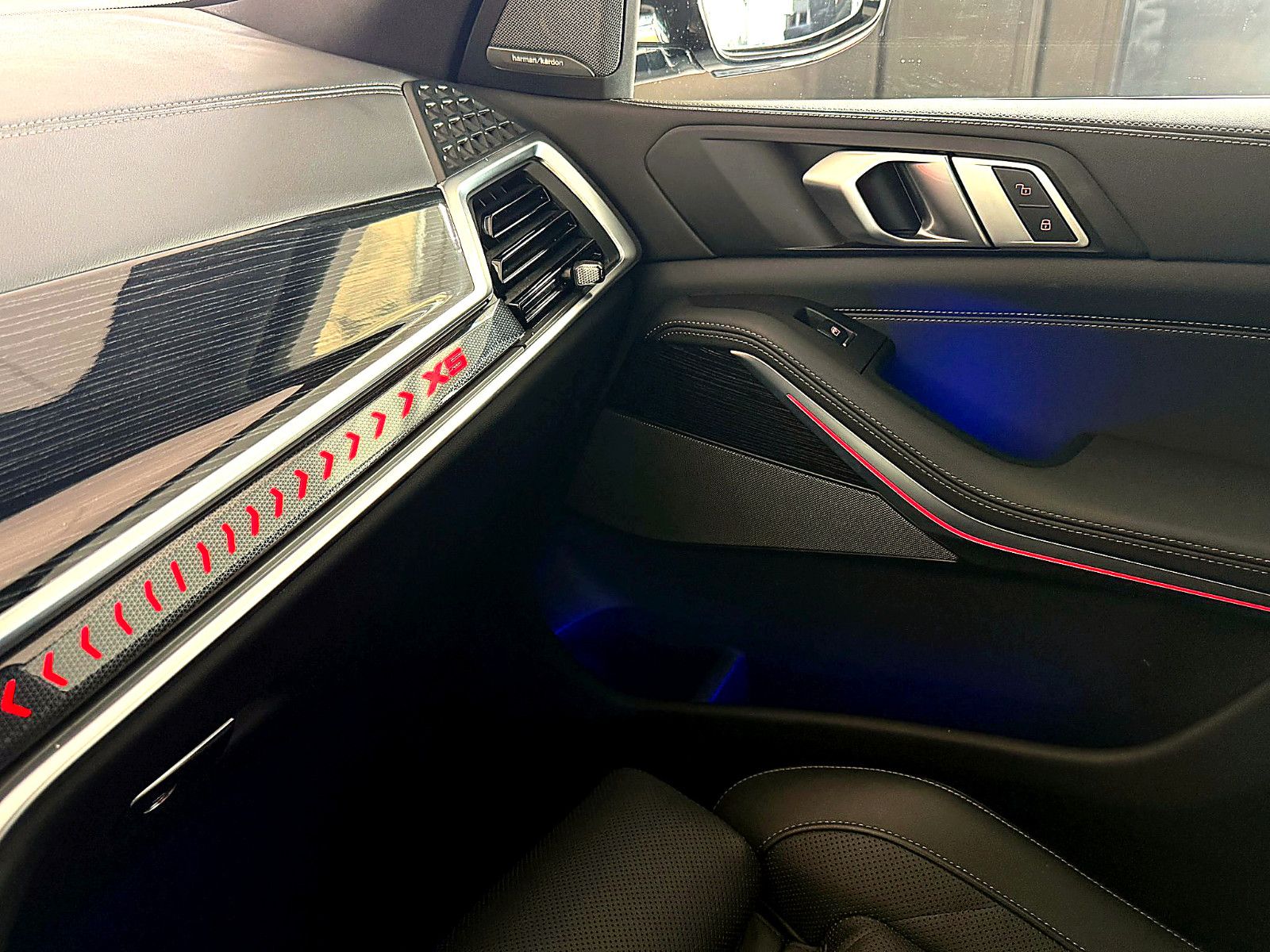 Fahrzeugabbildung BMW X5 30 d xDrive M Sport/HEAD-UP/360°/SOUND/AMBIEN