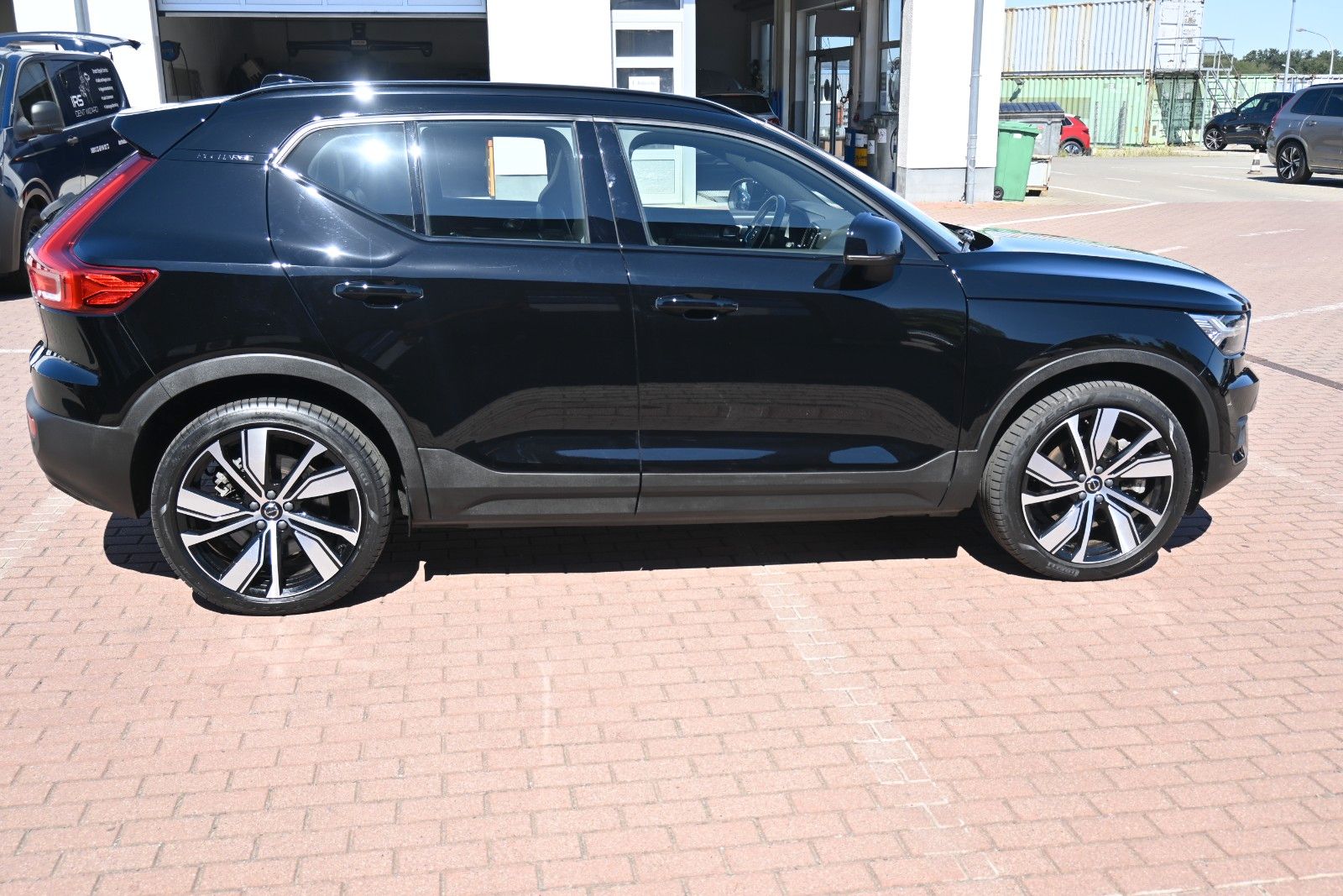 Fahrzeugabbildung Volvo XC40 BEV AWD R Design*H&K*FSHZG*RFK*420 KM RW*