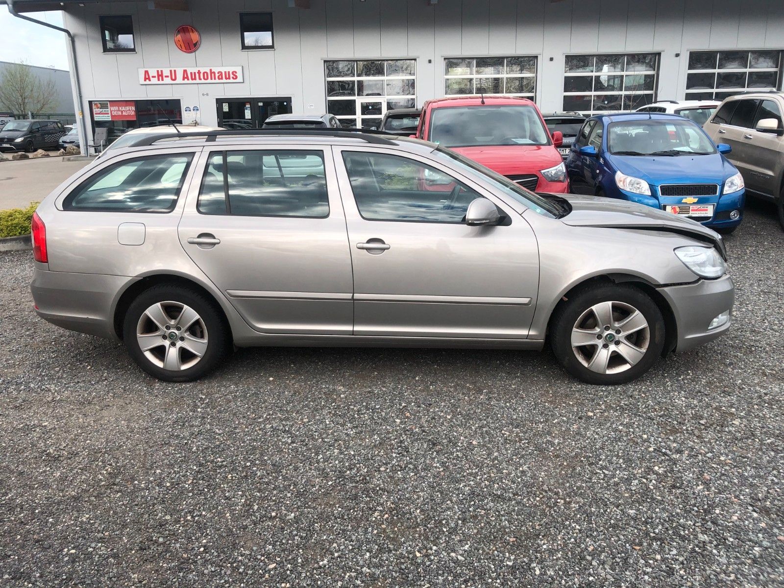 Fahrzeugabbildung SKODA Octavia Combi Elegance Unfall Front