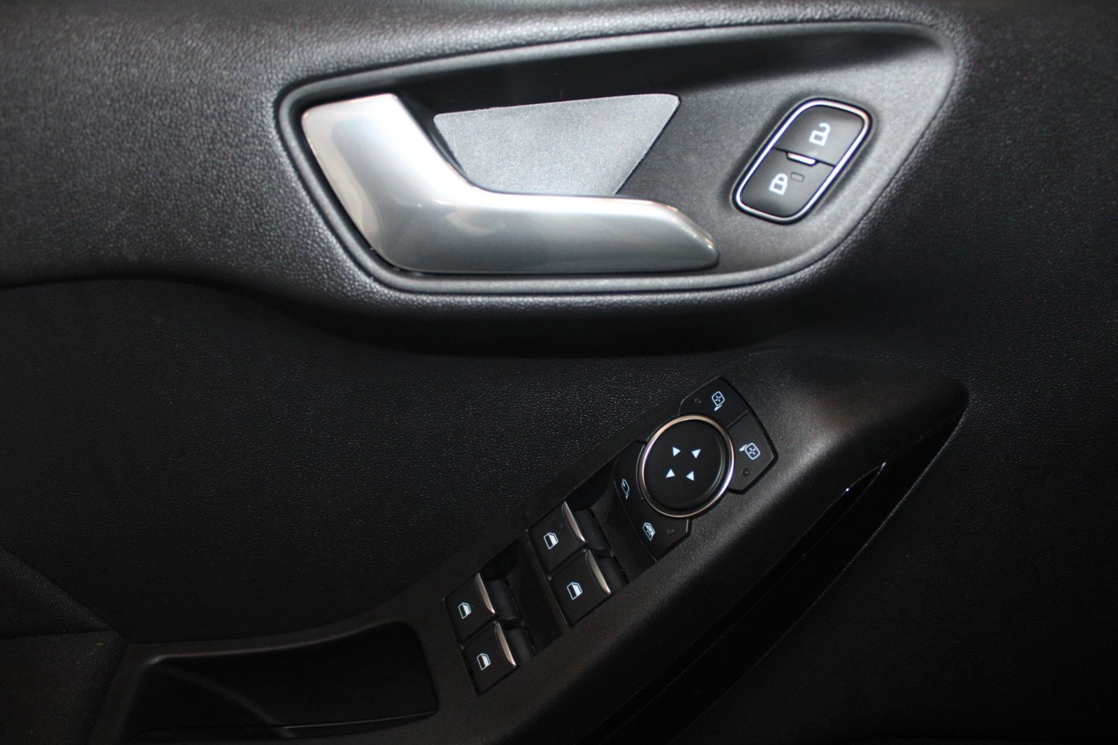 Fahrzeugabbildung Ford Fiesta 1,5 TDCi Cool & Connect 5-trg NAVI LED