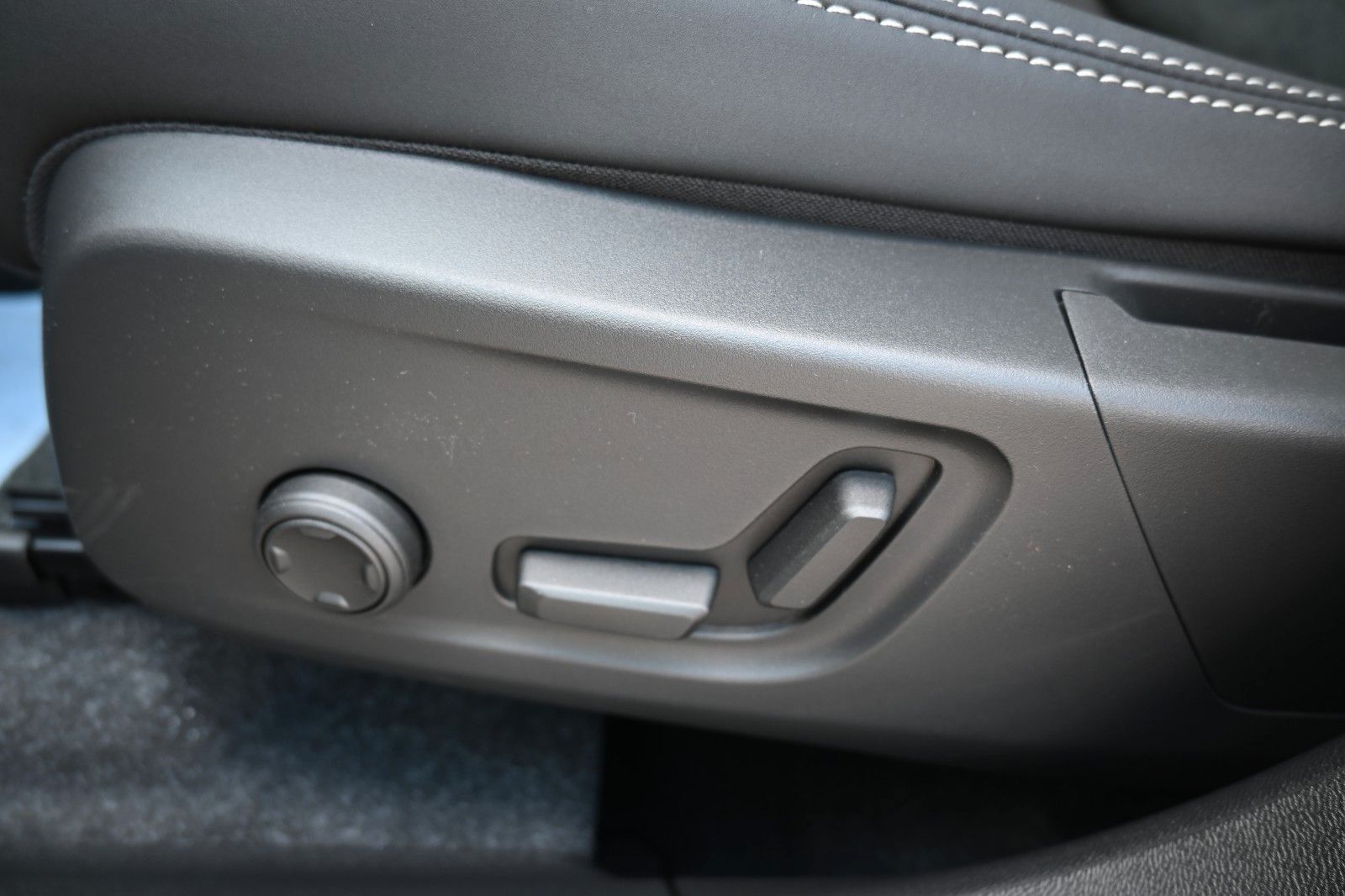Fahrzeugabbildung Volvo XC40 B4 DKG Plus Dark*FSHZG*H&K*BLIS*ACC