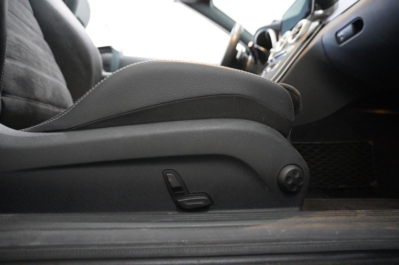 Fahrzeugabbildung Mercedes-Benz C 200 CABRIO 9G AMG LINE NAVI/LED/KAMERA/SPORT