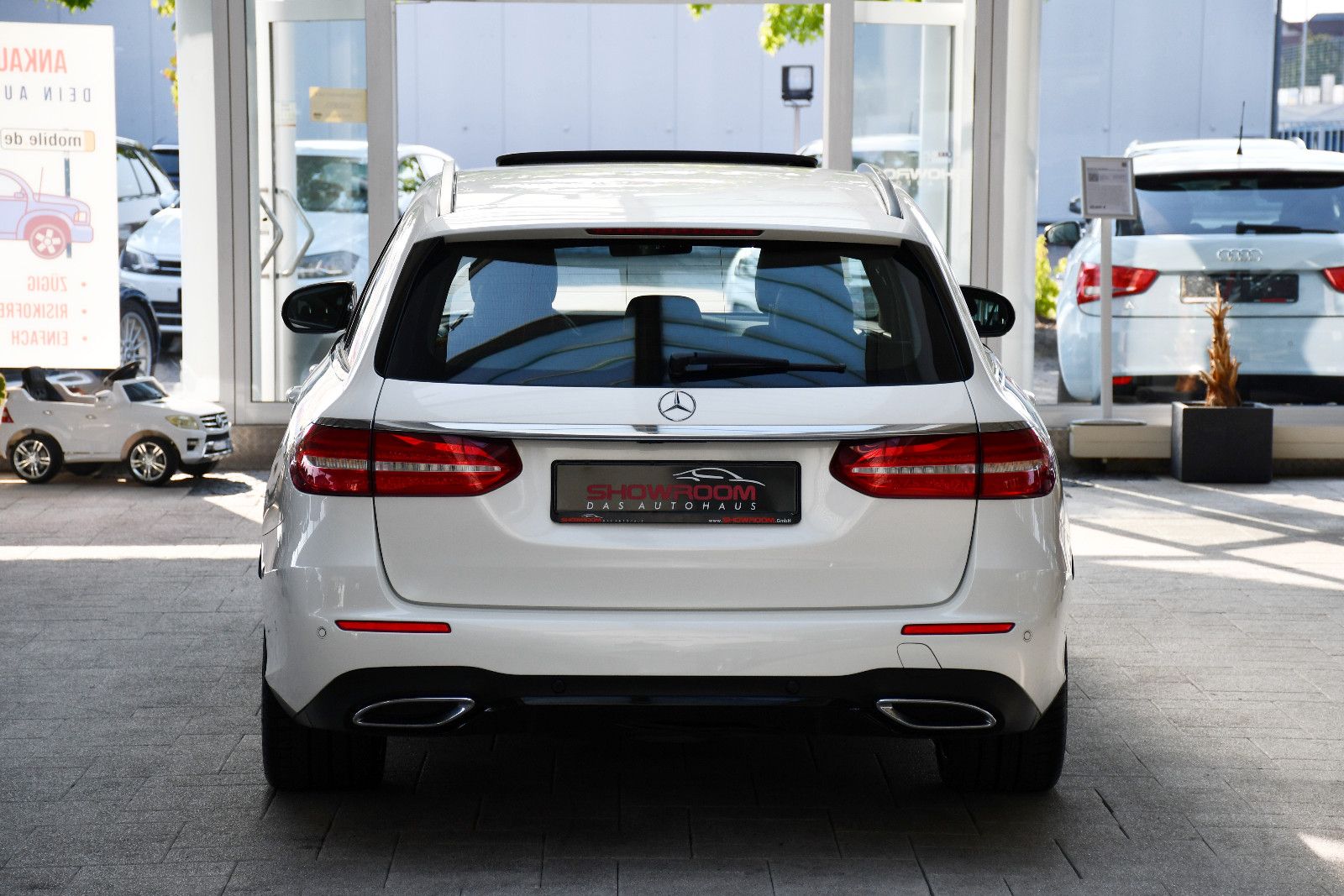 Mercedes-Benz E220d Designo AMG-Line Distronic 360° Ahk 1.Hand foto 6