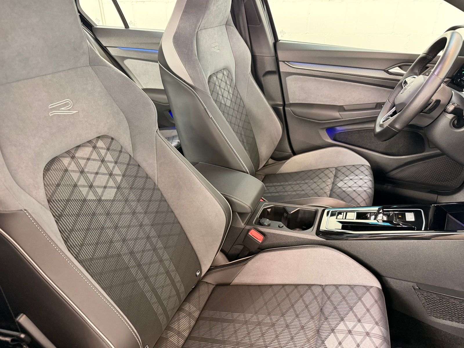 Fahrzeugabbildung Volkswagen Golf VIII Lim. R-Line 1,5 eTSI DSG +Navi+ACC+LED