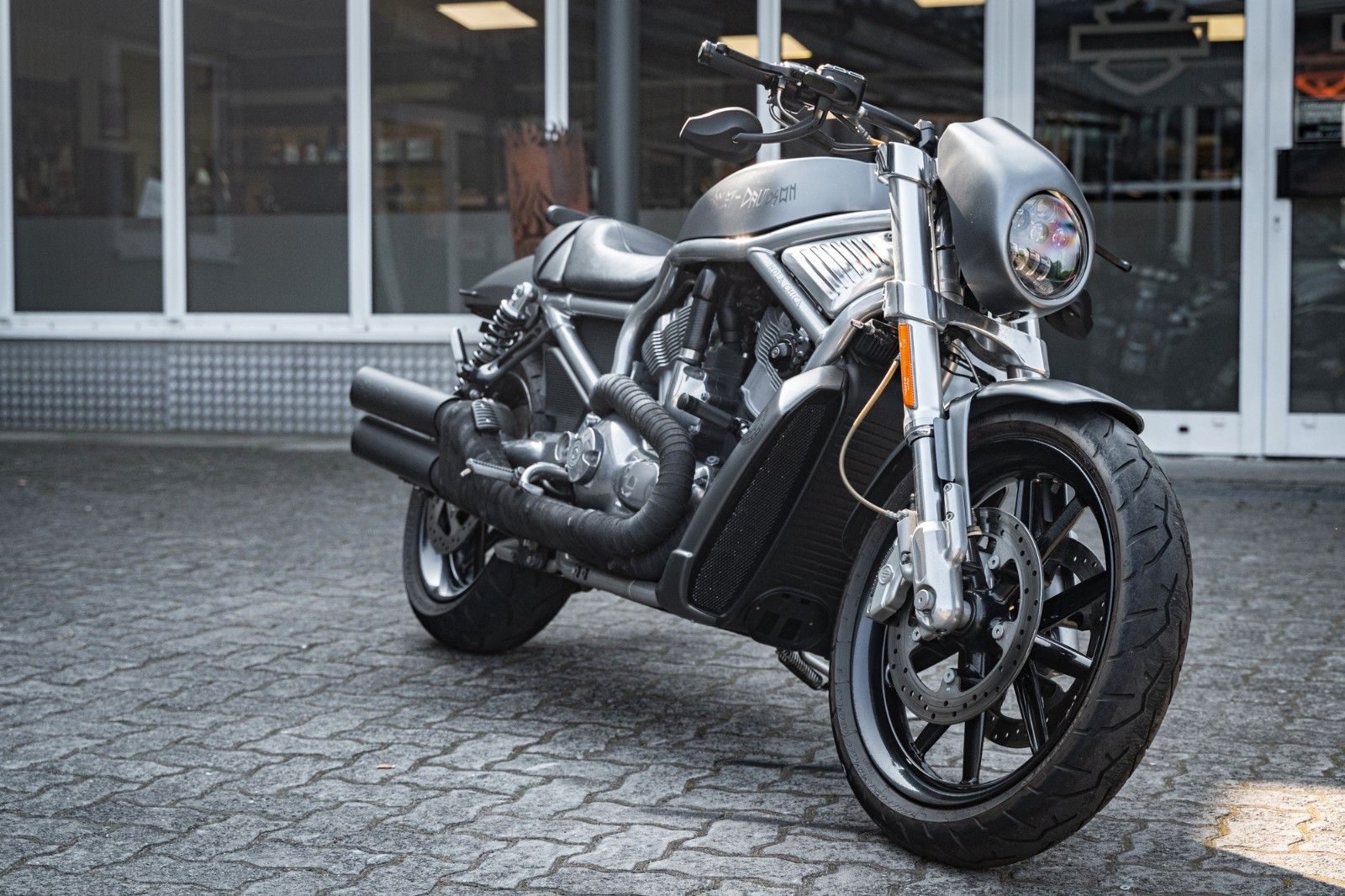 Fahrzeugabbildung Harley-Davidson VRSCR STREET ROD - REMUS ENDSCHALLDÄMPFER -