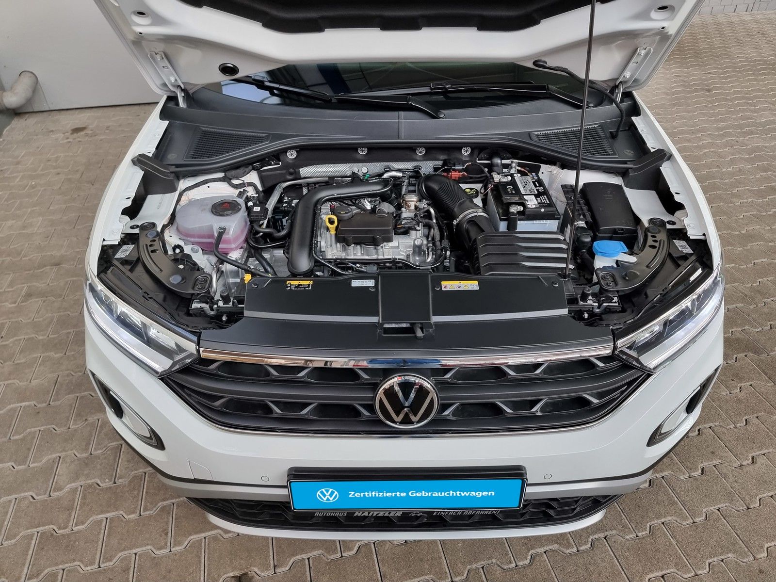 Fahrzeugabbildung Volkswagen T-Roc Move 1.0 TSI Navigation + Assistenzpaket