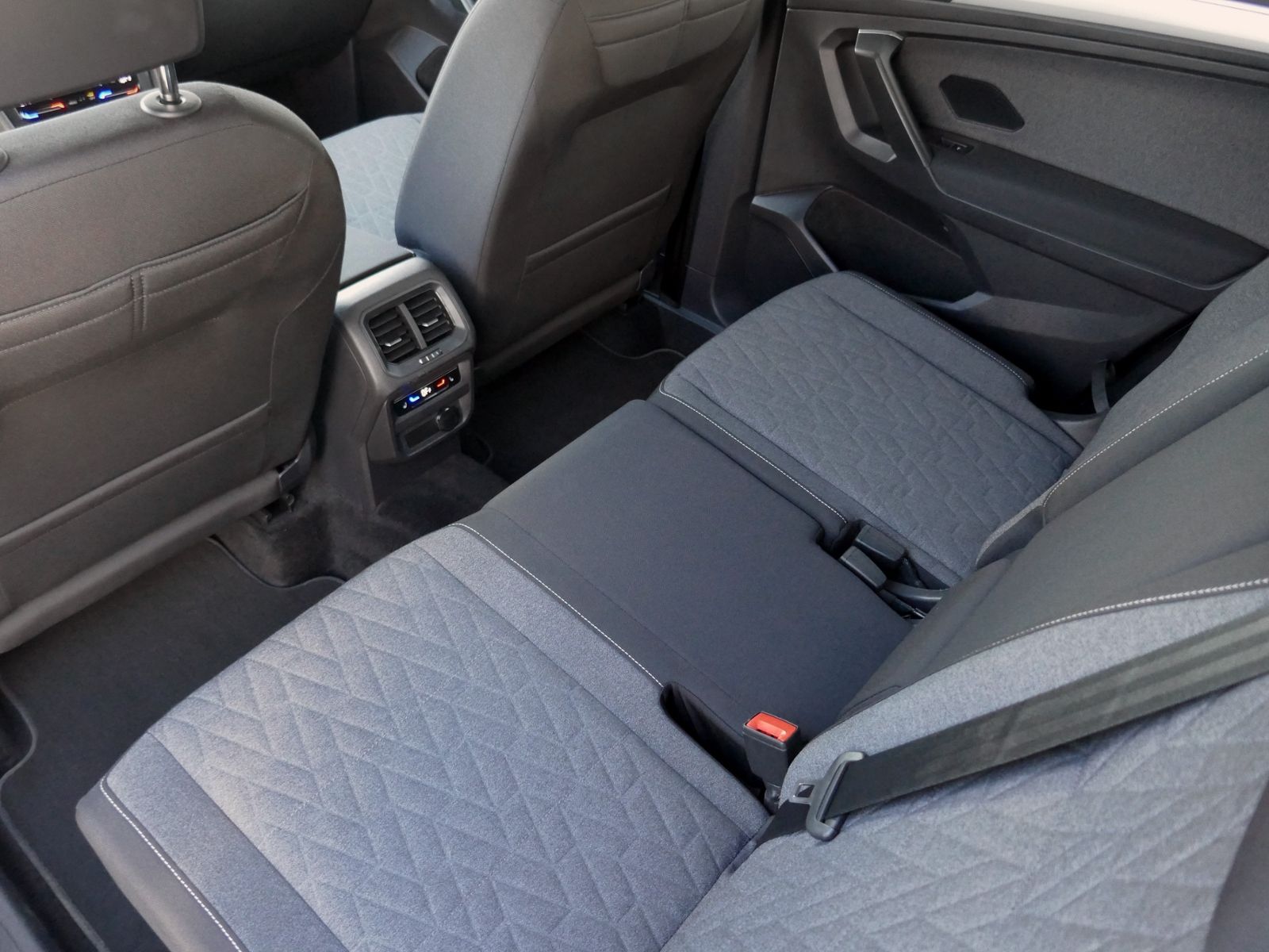 Fahrzeugabbildung Volkswagen Tiguan Allspace MOVE 4M 2.0 TDI DSG LED AHK RFK