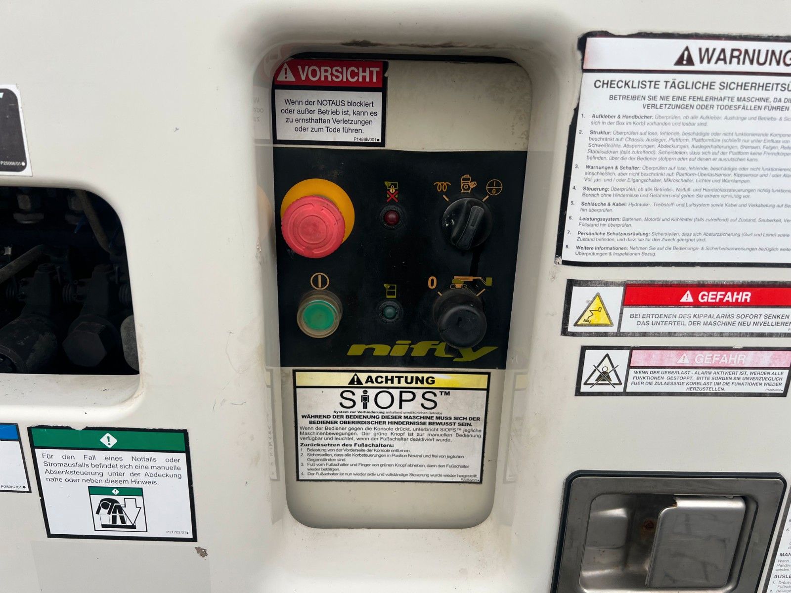 Fahrzeugabbildung Niftylift HR17D 4X4 / 1.636h / 17m Arbeithöhe