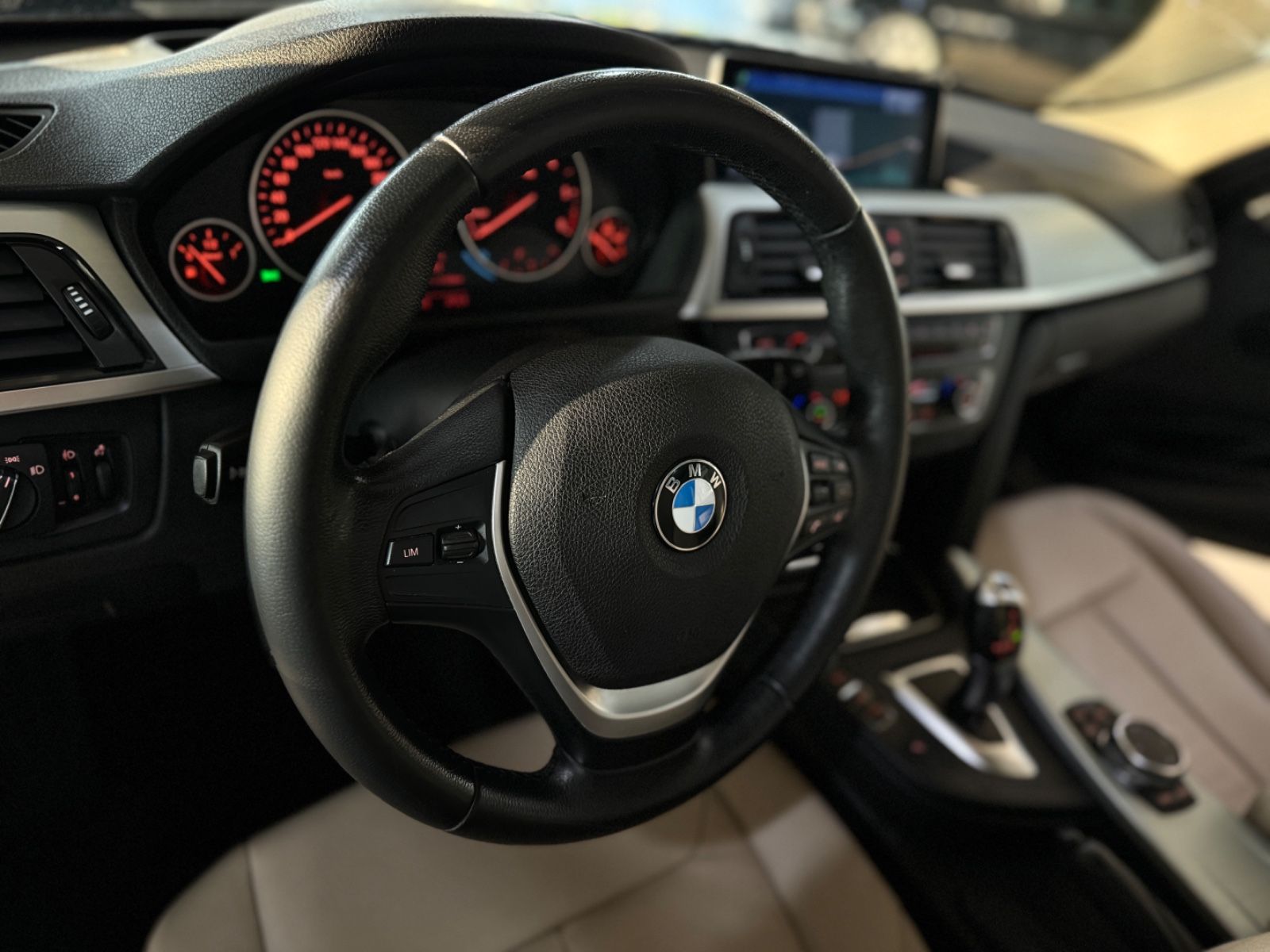 Fahrzeugabbildung BMW 320d Modern Line Panorama Kamera HUD Komfort