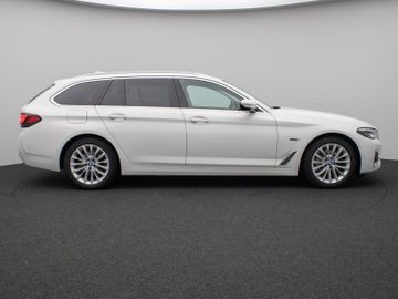 Fahrzeugabbildung BMW 530e Tour Luxury Line HiFi Pano AHK Kamera DAB